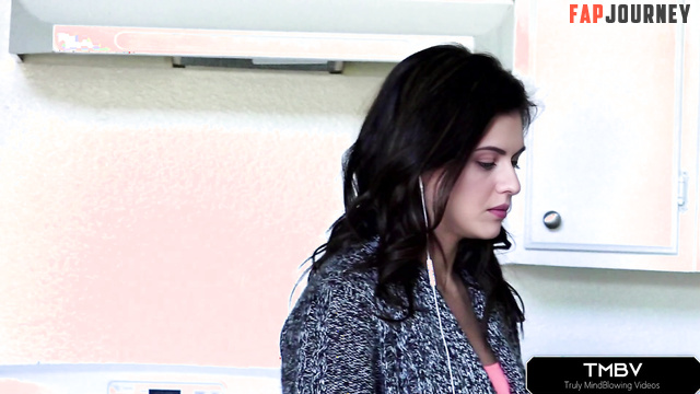 Alexandra Daddario was spotted masturbating by her neighbor (nudes leaked)